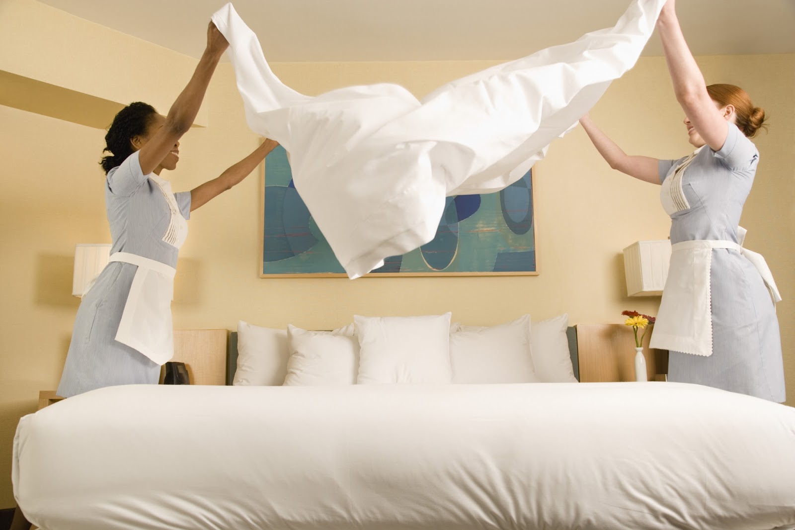 Разделили кровать в гостинице с сестрой